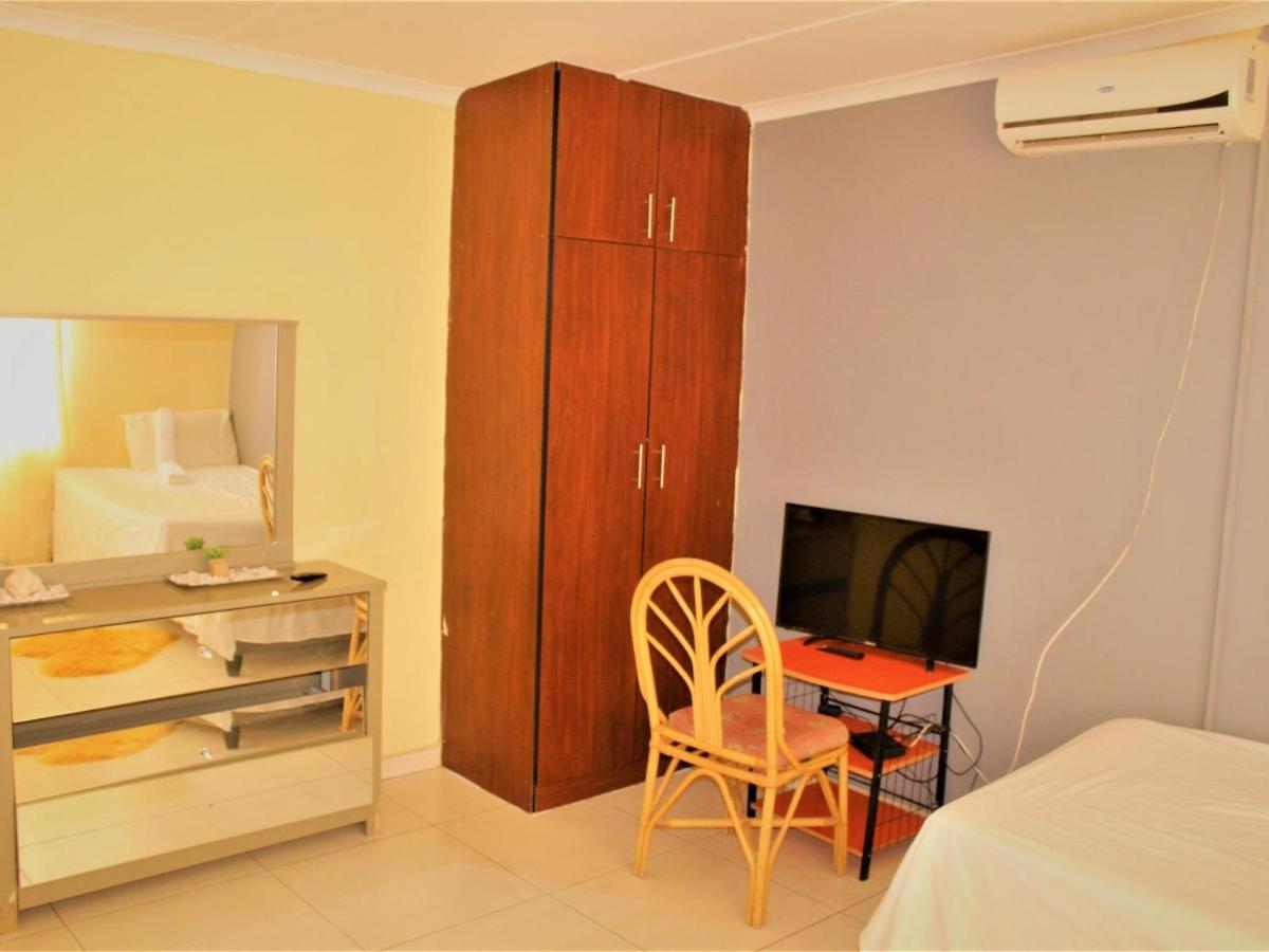 P Wake Guesthouse Opuwo Oda fotoğraf