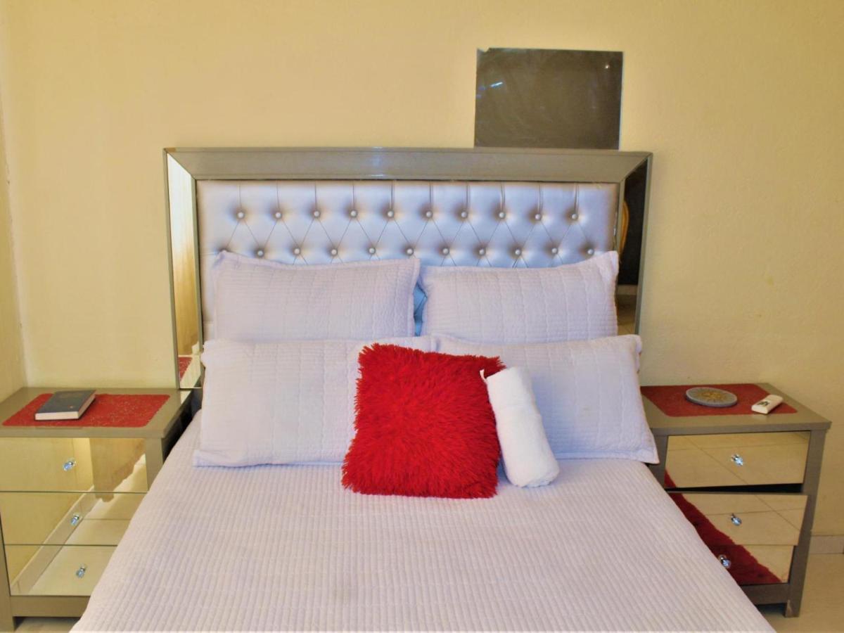 P Wake Guesthouse Opuwo Oda fotoğraf